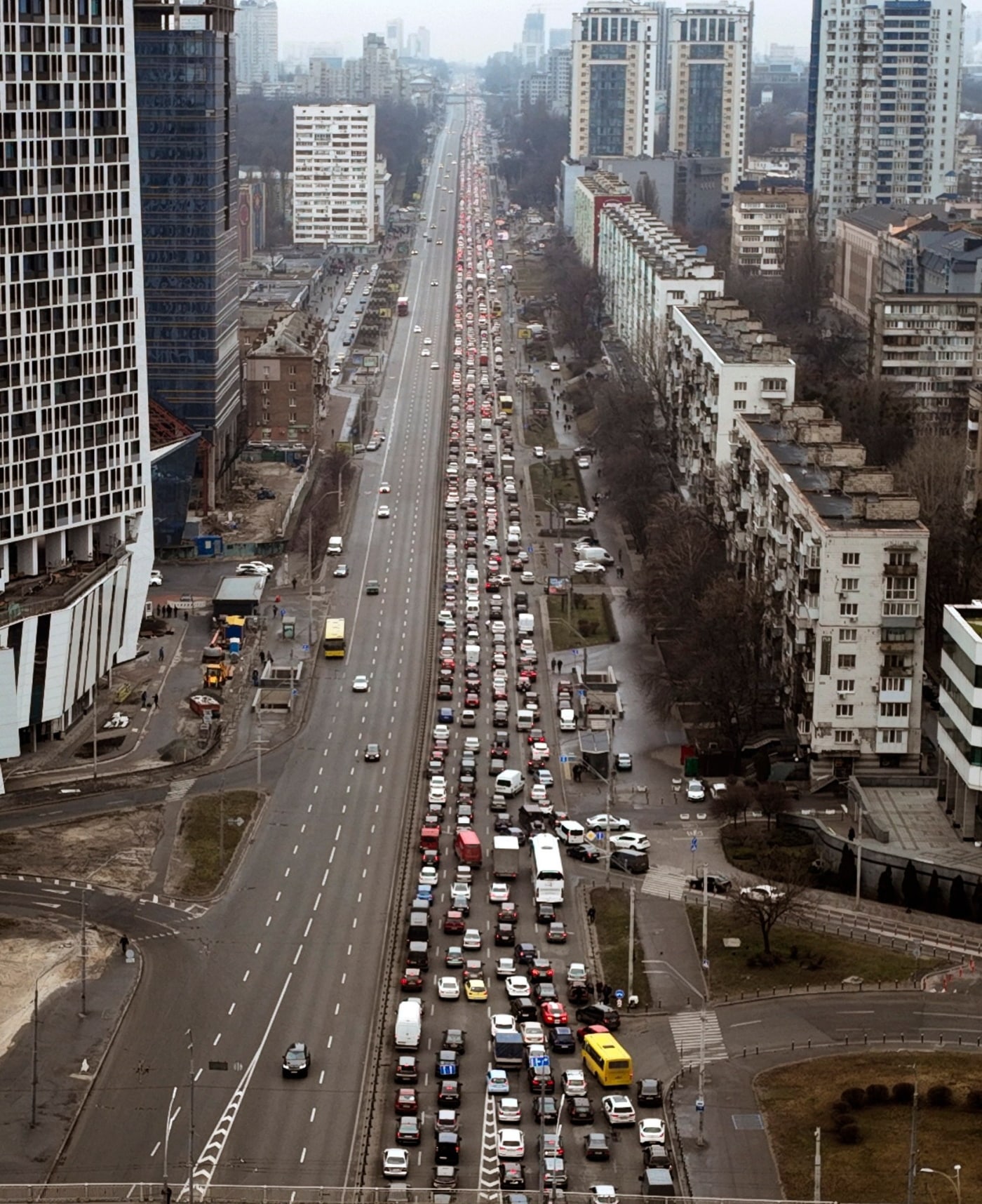 Traffic jams seen as people try to leave Kyiv, Ukraine on Thursday morning. nbcnews.to/3Hlc5IK 📷 Emilio Morenatti / AP