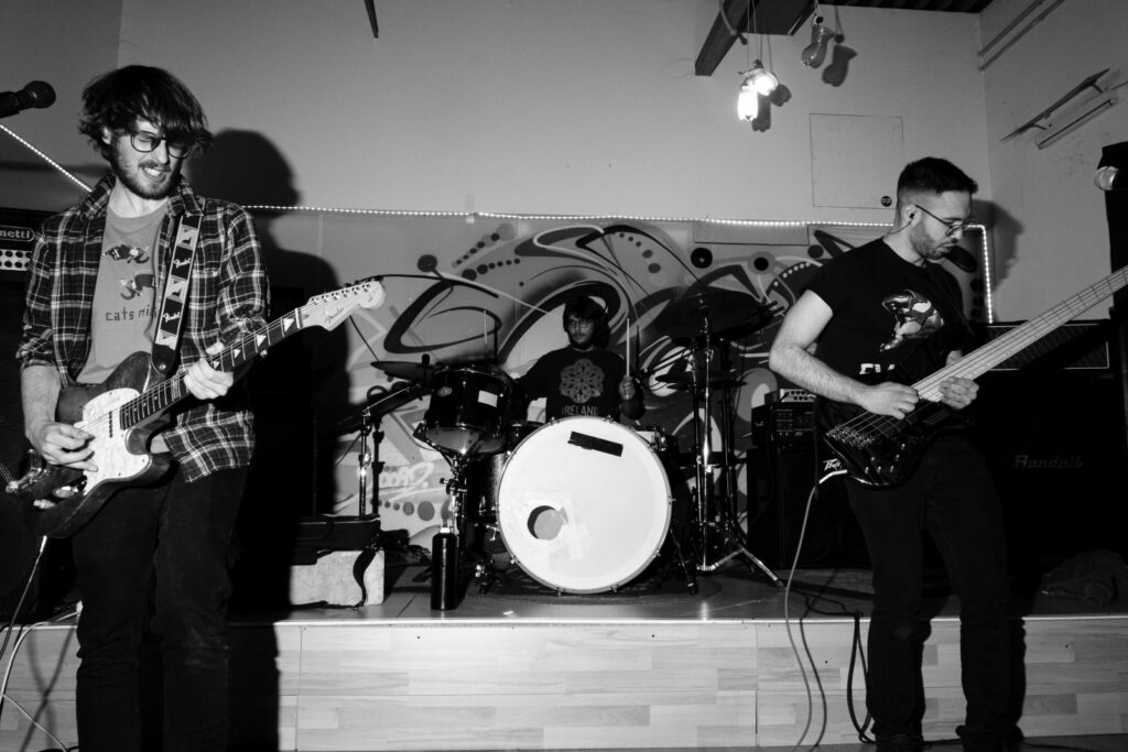 Italian screamo trio MEO reconciles violence and sweetness, aggression ...