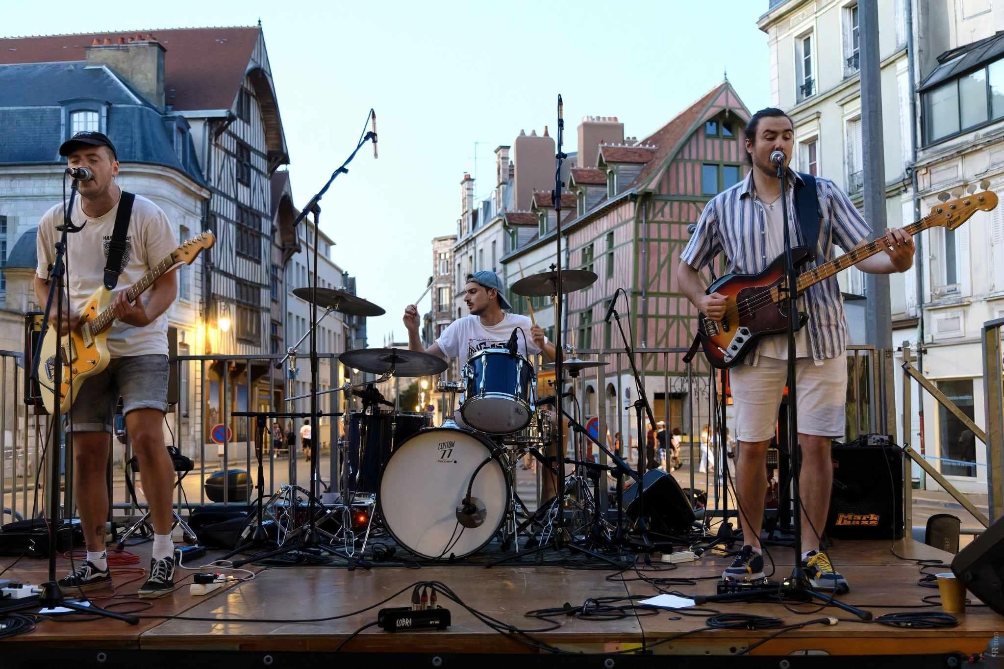 À DEMI-MOT's indie emo punk EP “Mauvais tirage” looks at family, fear, and the choices that shape a young life 2 À Demi Mot live