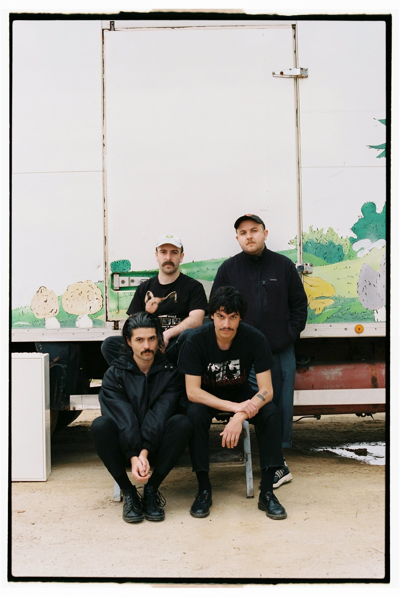 Tracing the last four years of movement, friendship, and restless songwriting, with HETTA's “Acetate” 2 Hetta @Francisco Fidalgo9-min