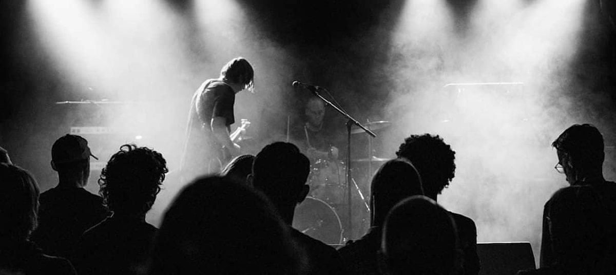 Dutch screamo act DOOIE MUS premiere the ear shattering “Een introspectie” from their debut album 1 Dooie Mus (screamo/emoviolence from the Netherlands)