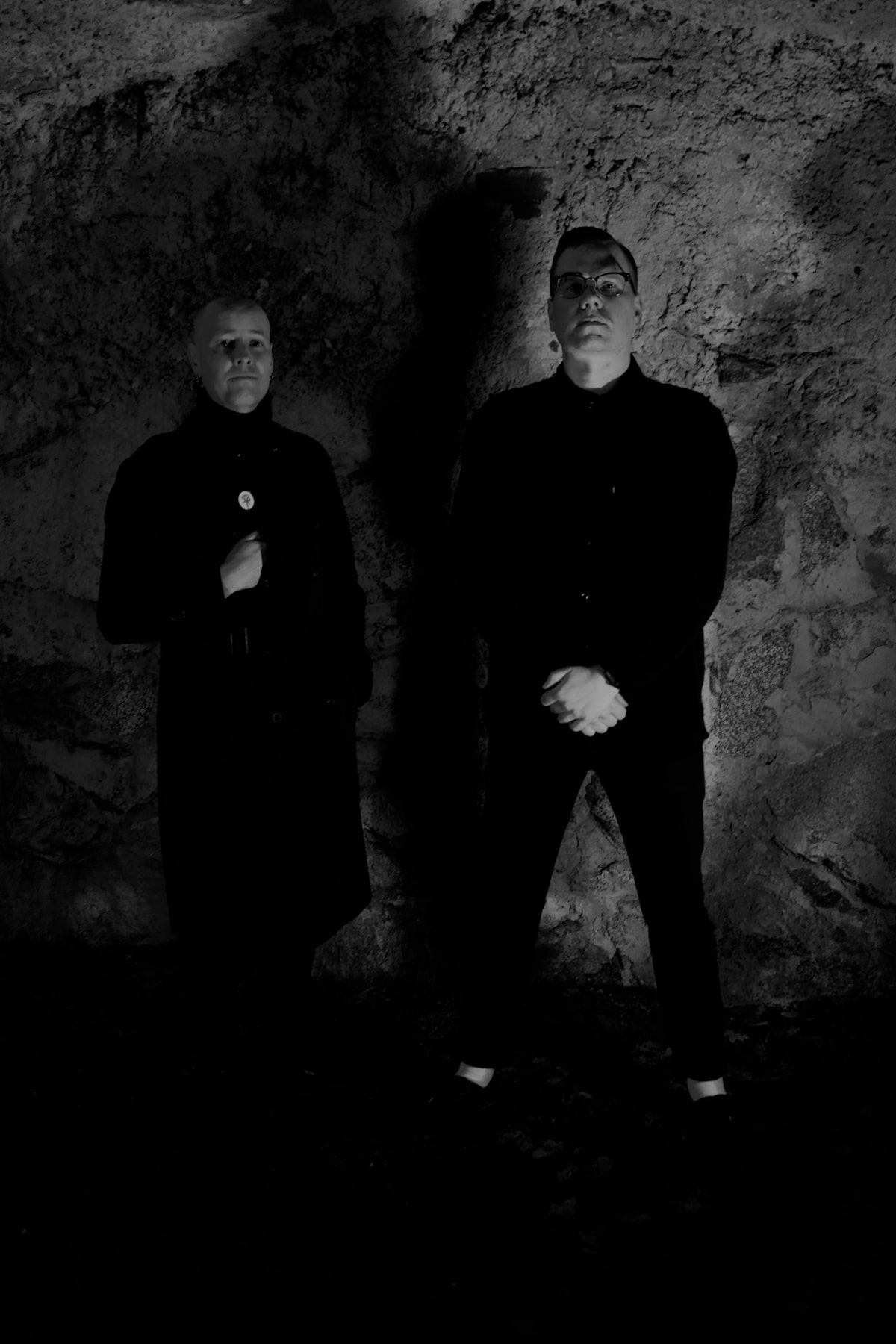 MIRROR HANDS channel a bleak post-punk and darkwave mood on their debut EP 3 Mirror Hands