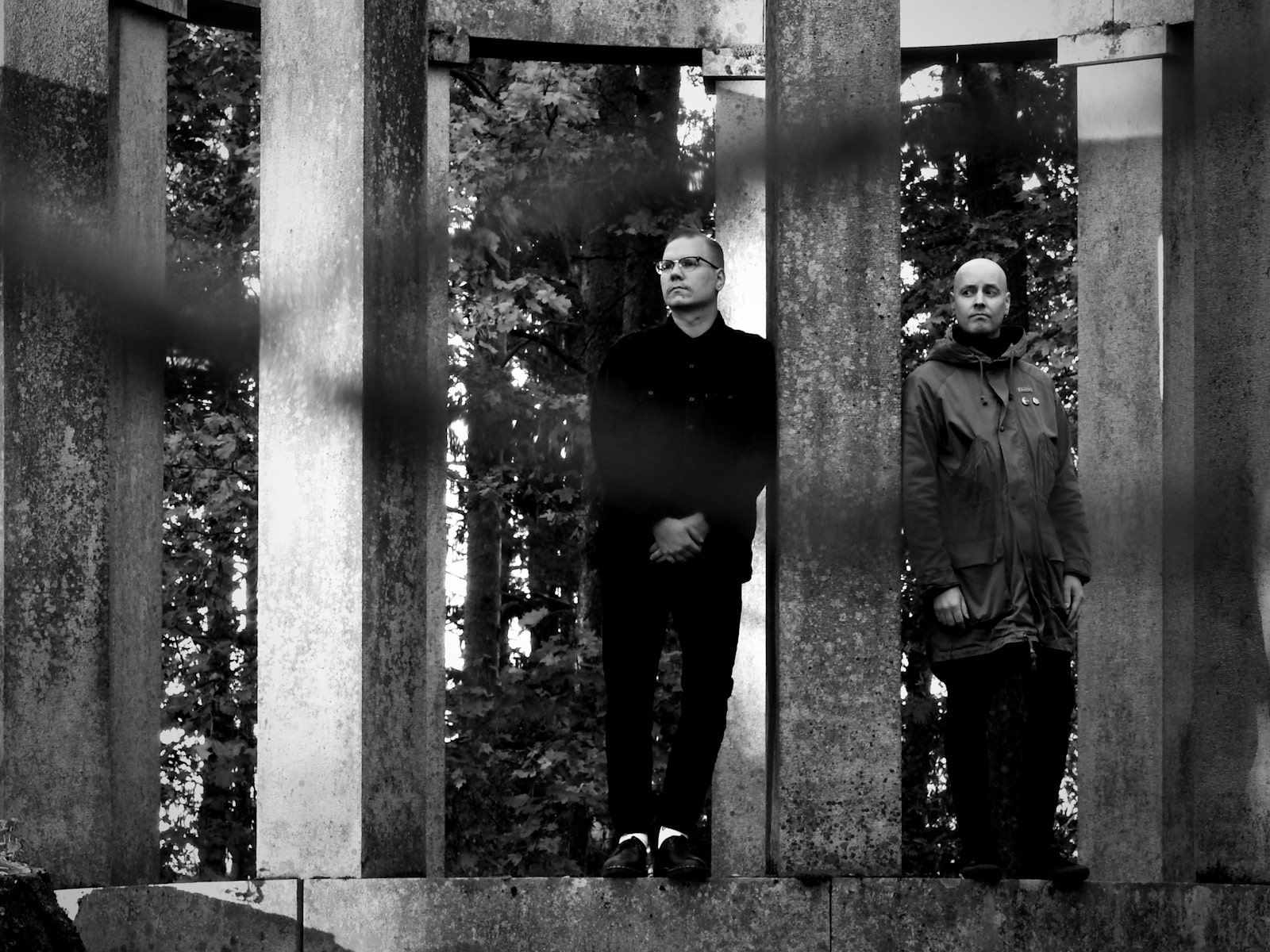 MIRROR HANDS channel a bleak post-punk and darkwave mood on their