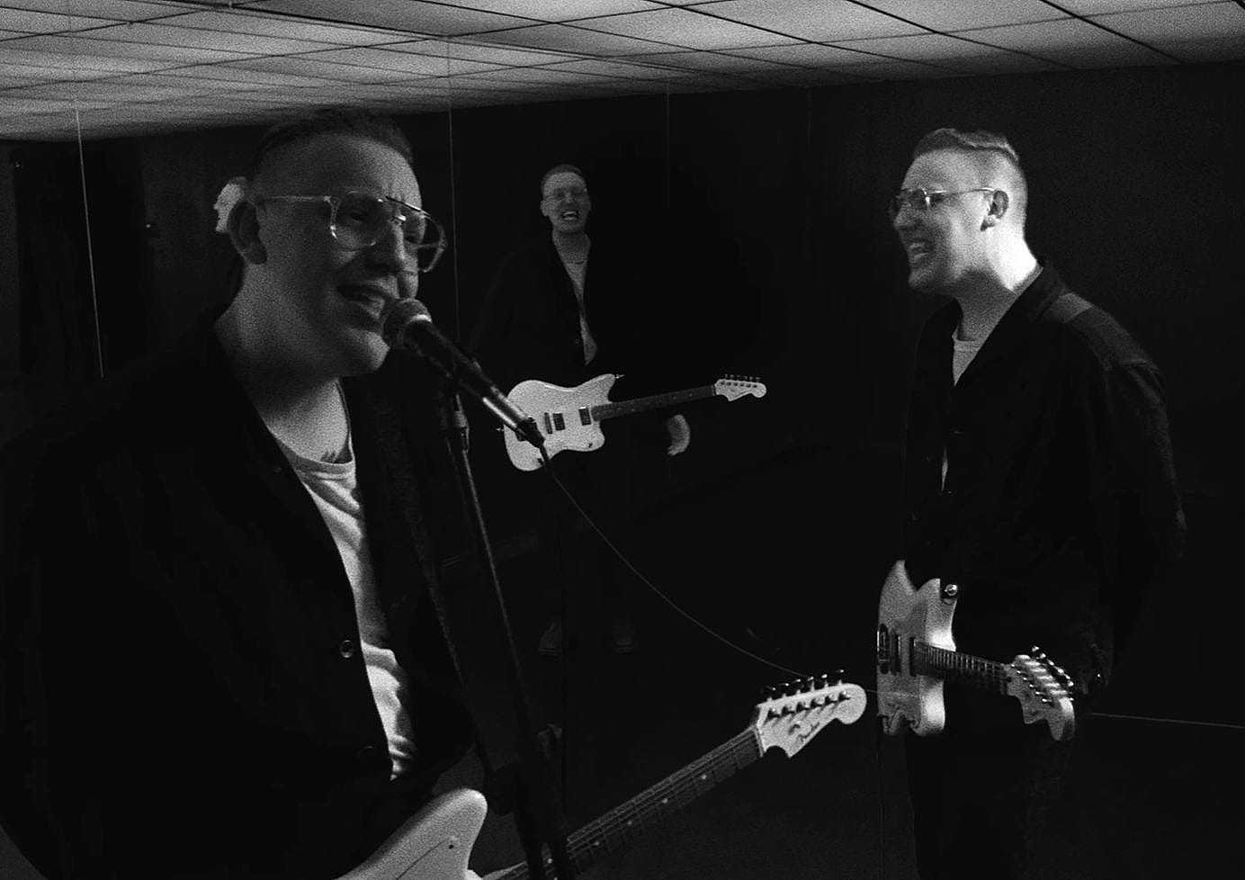 ALLAPARTUS blend alt rock and pop punk as future-facing resistance on “Long Con” 1 ALLAPARTUS