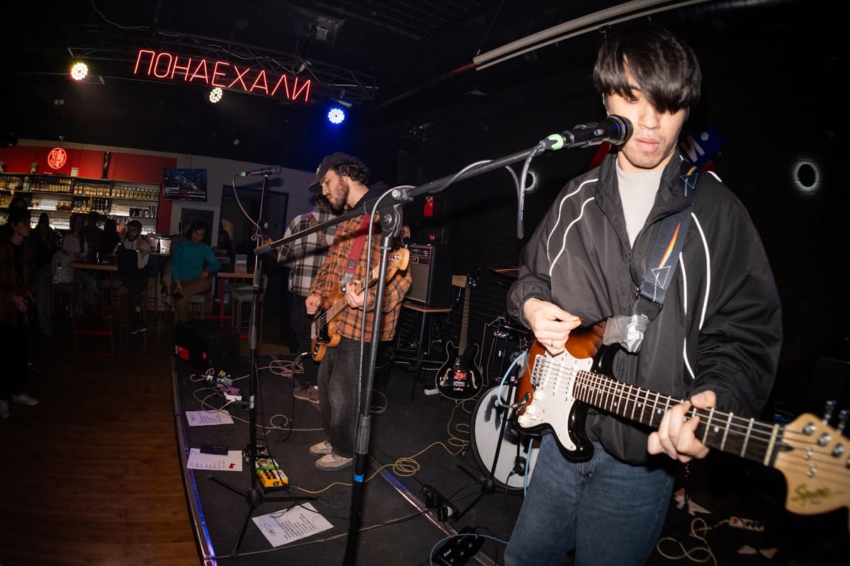 elbowsway stretch shoegaze across burnout, isolation, and Lynchian dread on debut EP “common sense” 3 elbowsway