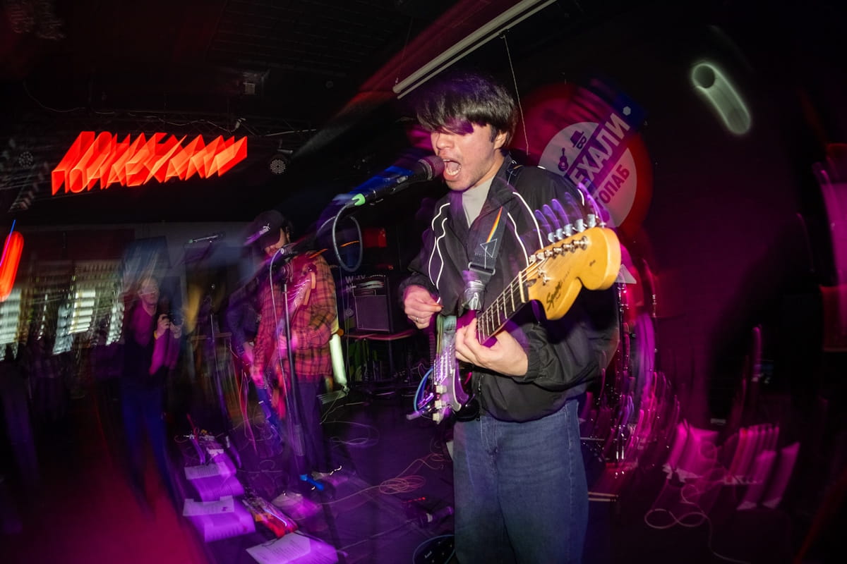 elbowsway stretch shoegaze across burnout, isolation, and Lynchian dread on debut EP “common sense” 5 elbowsway