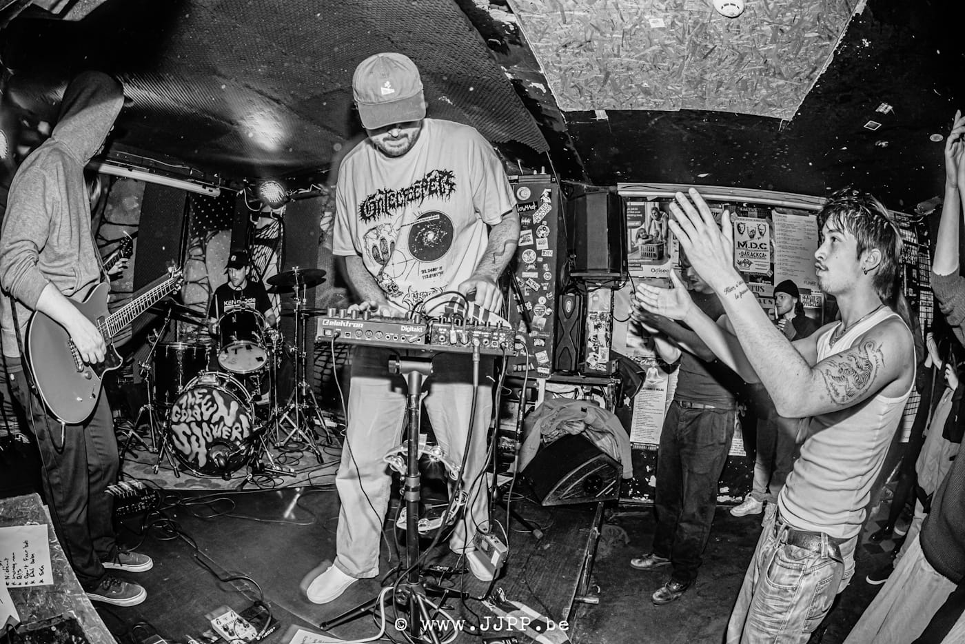 Antwerp’s CARROSER turn classical training into posthardcore tension on new EP 3 CARROSER live @ Kinky Star, Ghent, by JJPP2