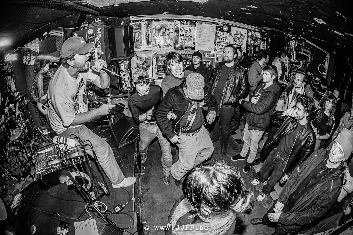 Antwerp’s CARROSER turn classical training into posthardcore tension on new EP 5 CARROSER live @ Kinky Star, Ghent, by JJPP2