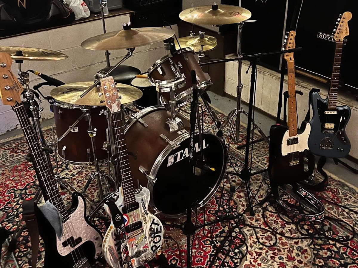 Garage punk rock'n'rollers THE DOWNSTROKES turn small-town parades, insomnia, and old bands into “The Furious Hours” 5 Downstrokes in the studio