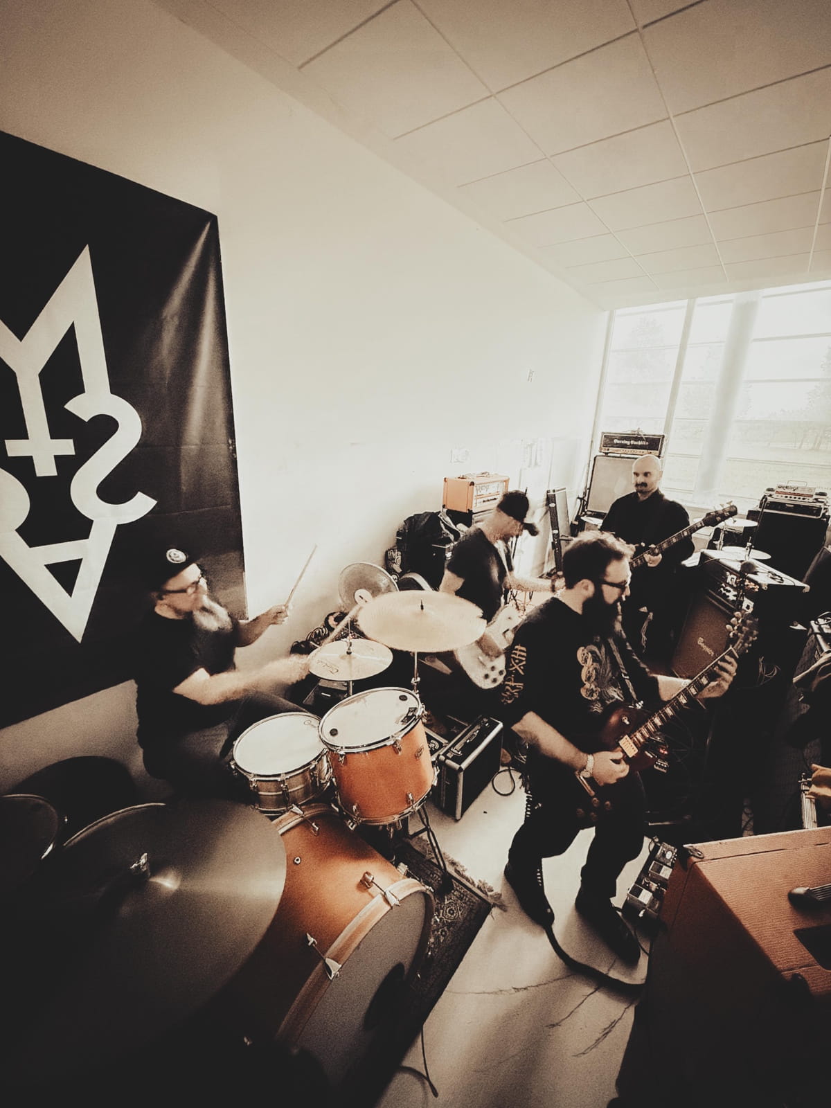 MEDUSSA step away from post-rock conventions and back to a four-piece on "Mueran las Ideas" 9 Medussa