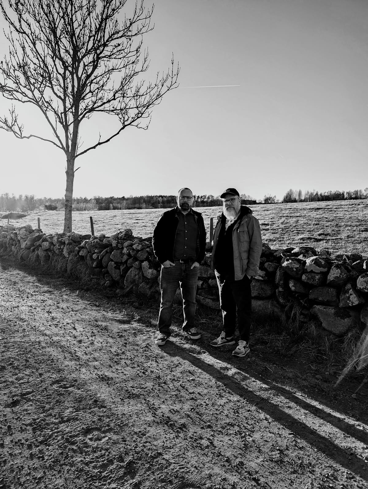 Swedish duo MENDERBUG line up three EPs, release beautiful new single "Falling Voices" 1 menderbug