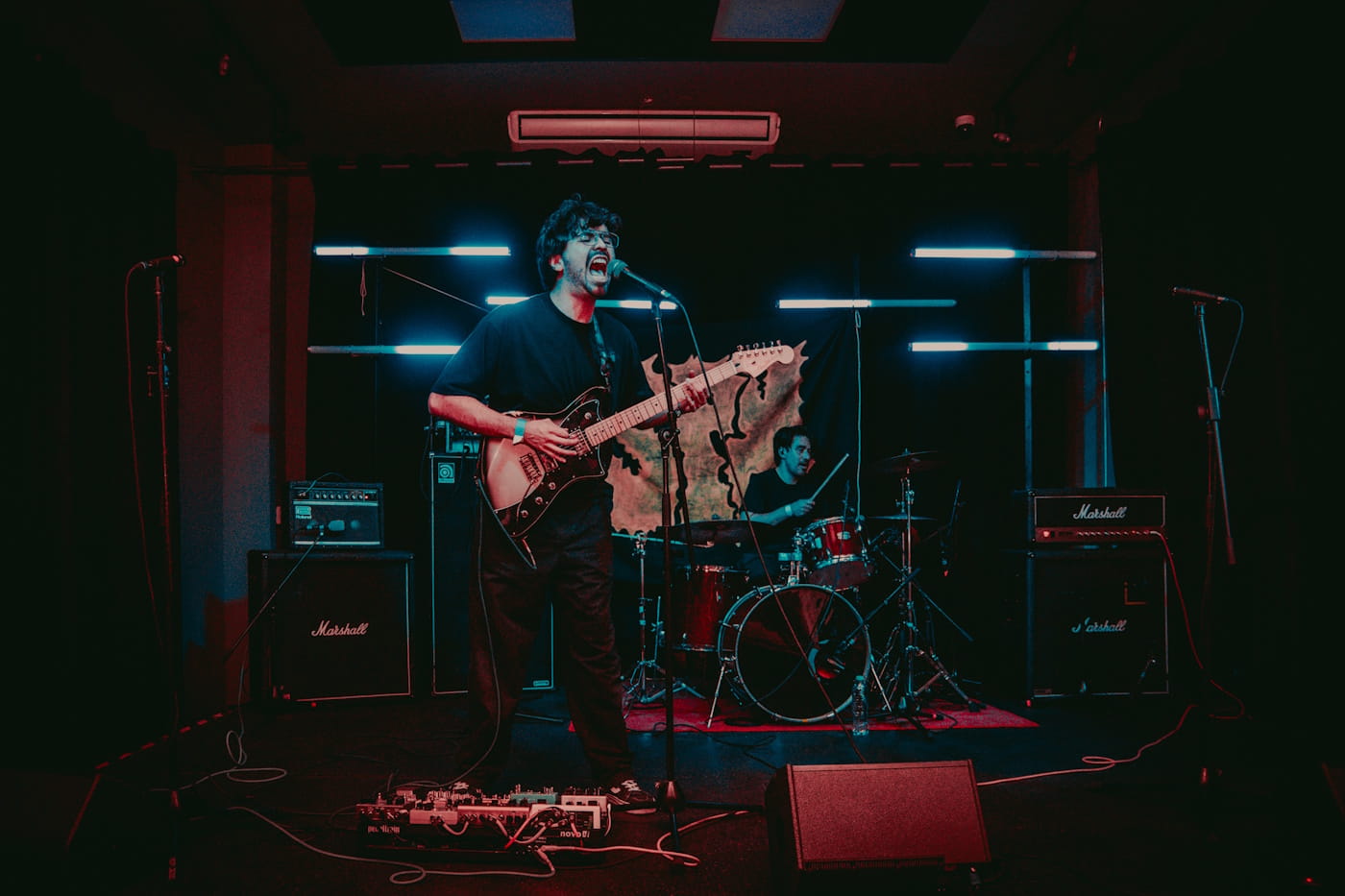 Mexico City dark screamo duo OSHIRA debut "Vorágine," tackling never being on time for your own life and disappearing to belong 8 Oshira