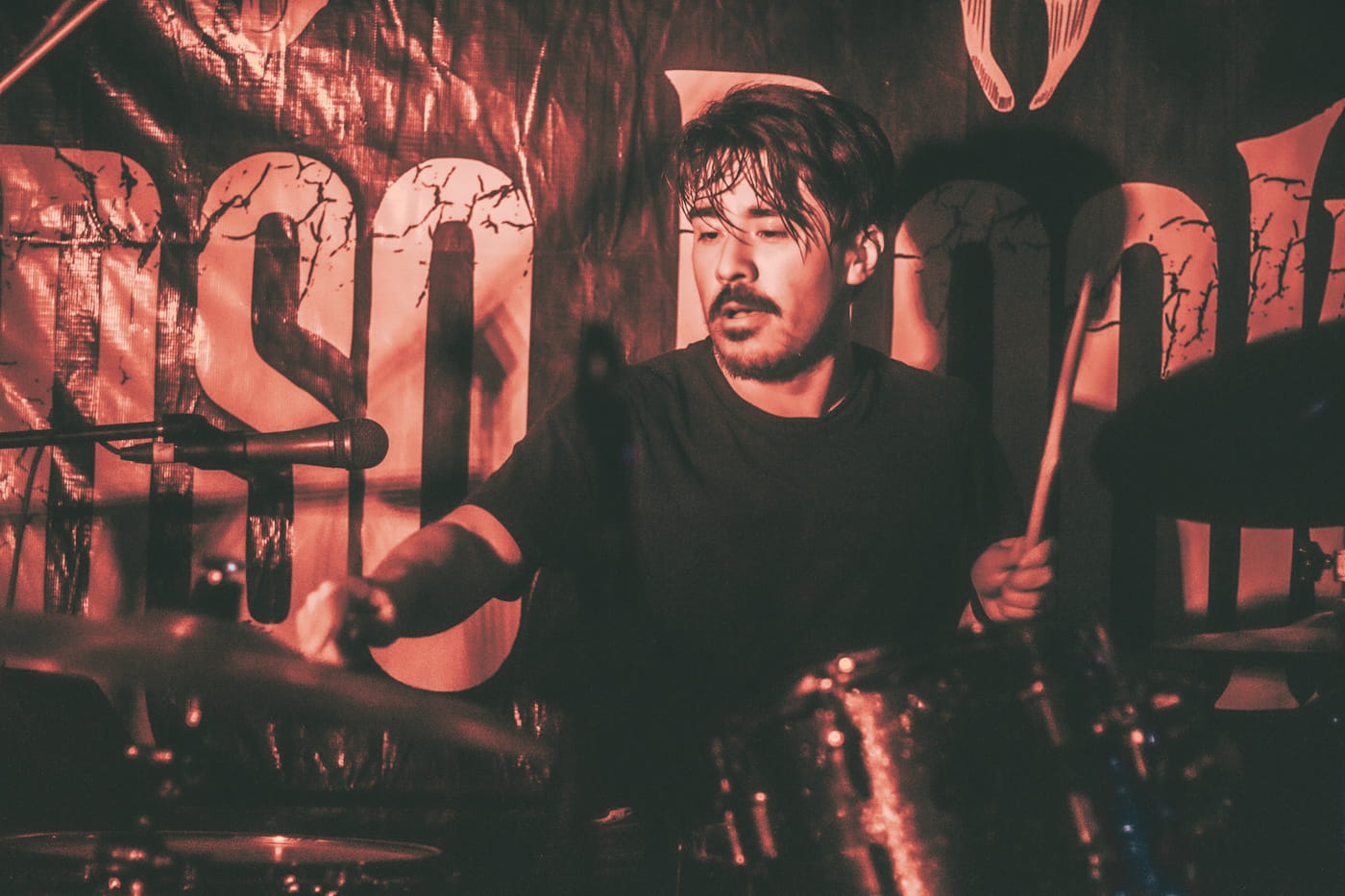 Mexico City dark screamo duo OSHIRA debut "Vorágine," tackling never being on time for your own life and disappearing to belong 5 Oshira