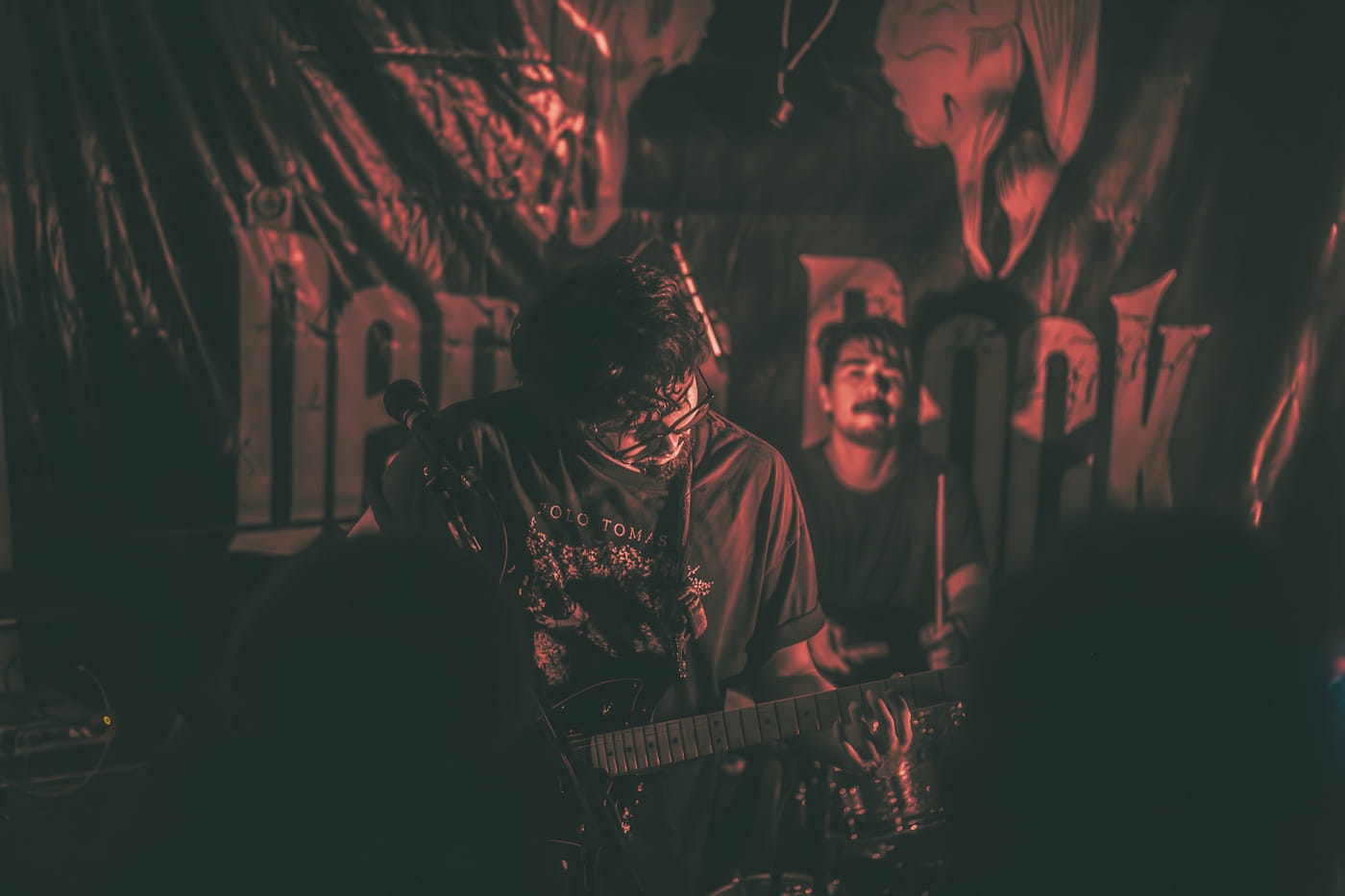 Mexico City dark screamo duo OSHIRA debut "Vorágine," tackling never being on time for your own life and disappearing to belong 4 Oshira