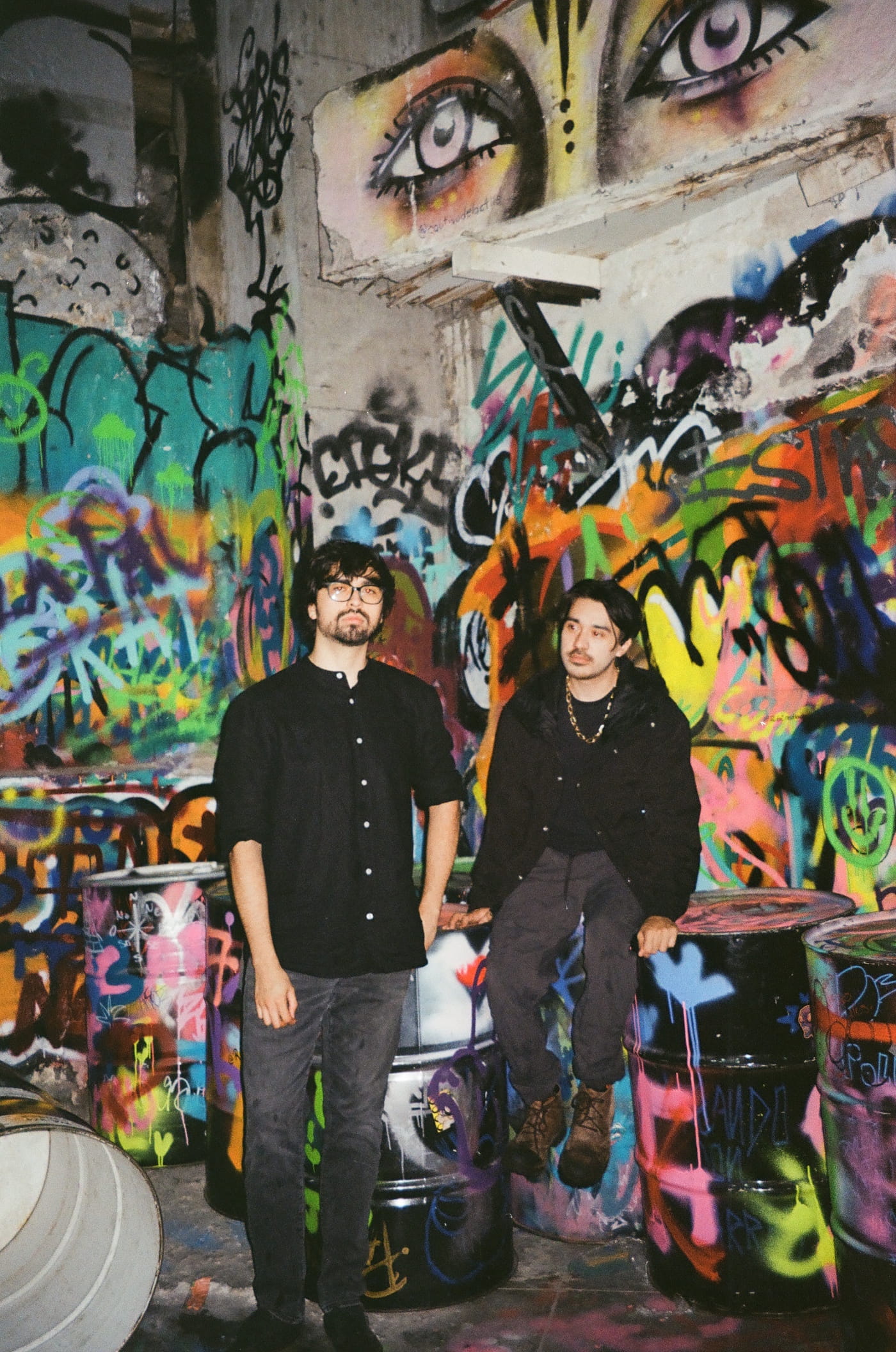 Mexico City dark screamo duo OSHIRA debut "Vorágine," tackling never being on time for your own life and disappearing to belong 3 Oshira