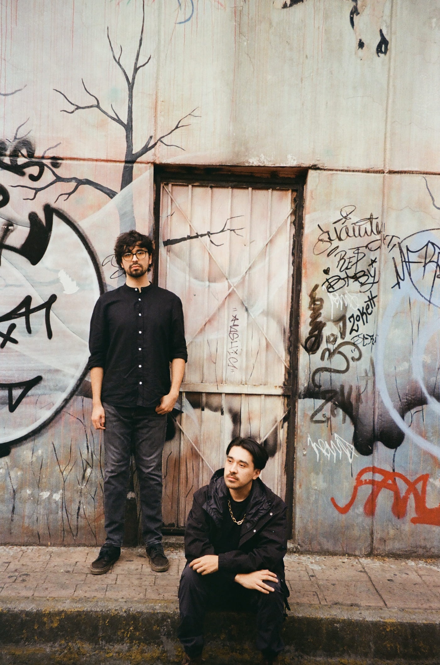 Mexico City dark screamo duo OSHIRA debut "Vorágine," tackling never being on time for your own life and disappearing to belong 1 Oshira