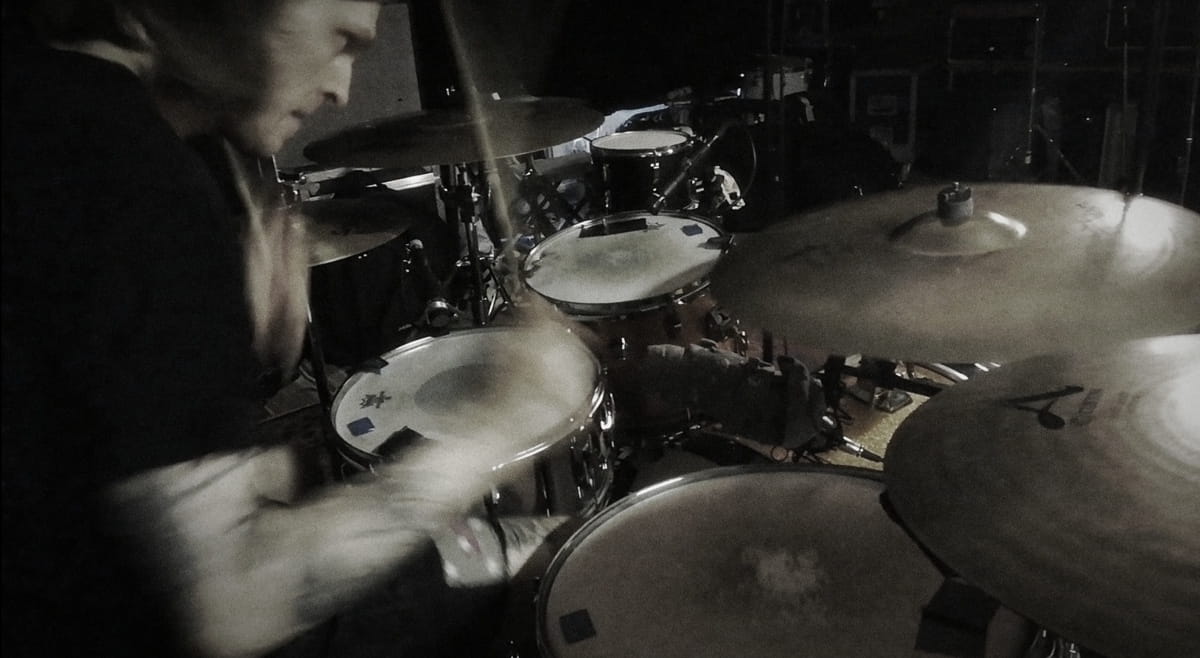 Screamo splits tradition continues on the newest offering from Finland's LETTERBOMBS and Göteborg's ÅTERSTOD 1 Henning - återstod