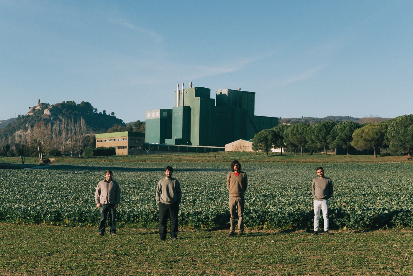 Power pop emo rockers POWER BURKAS turn fricandó, CrossFit, and a torn-down market into their fourth album "Amb la fi al davant" 2 Power Burkas