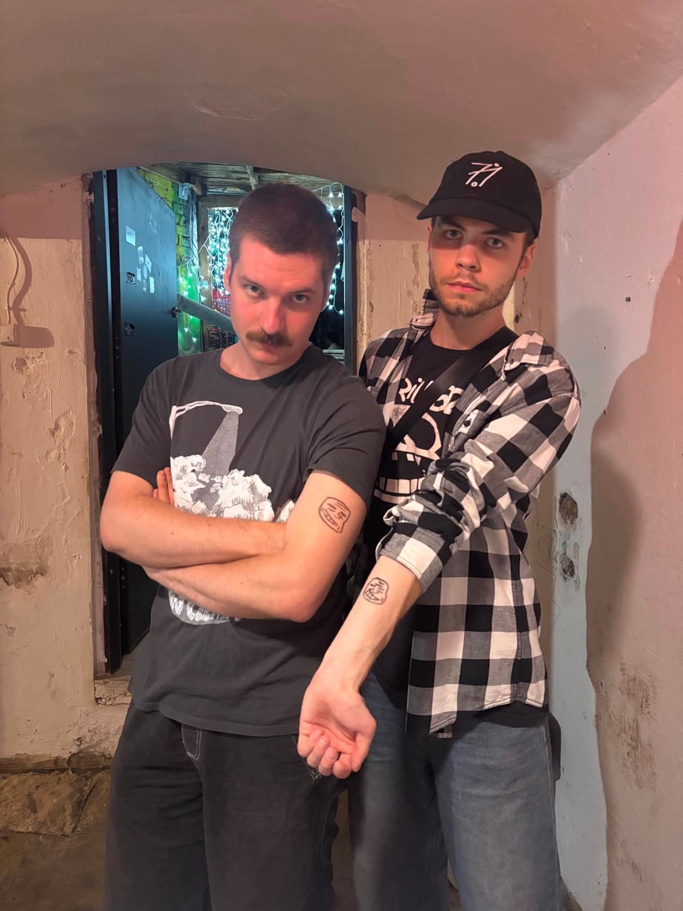 "Wszystko robimy razem": wracaj, bo ciemno and milion lat przestępnych turn 17 gigs of friendship into a split EP 3 WRACAJ BO CIEMNO