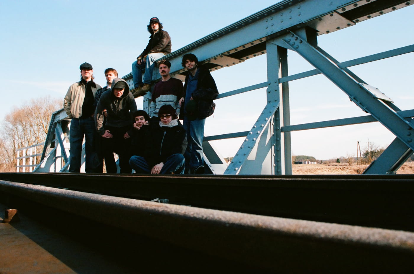 "Wszystko robimy razem": wracaj, bo ciemno and milion lat przestępnych turn 17 gigs of friendship into a split EP 1 WRACAJ BO CIEMNO