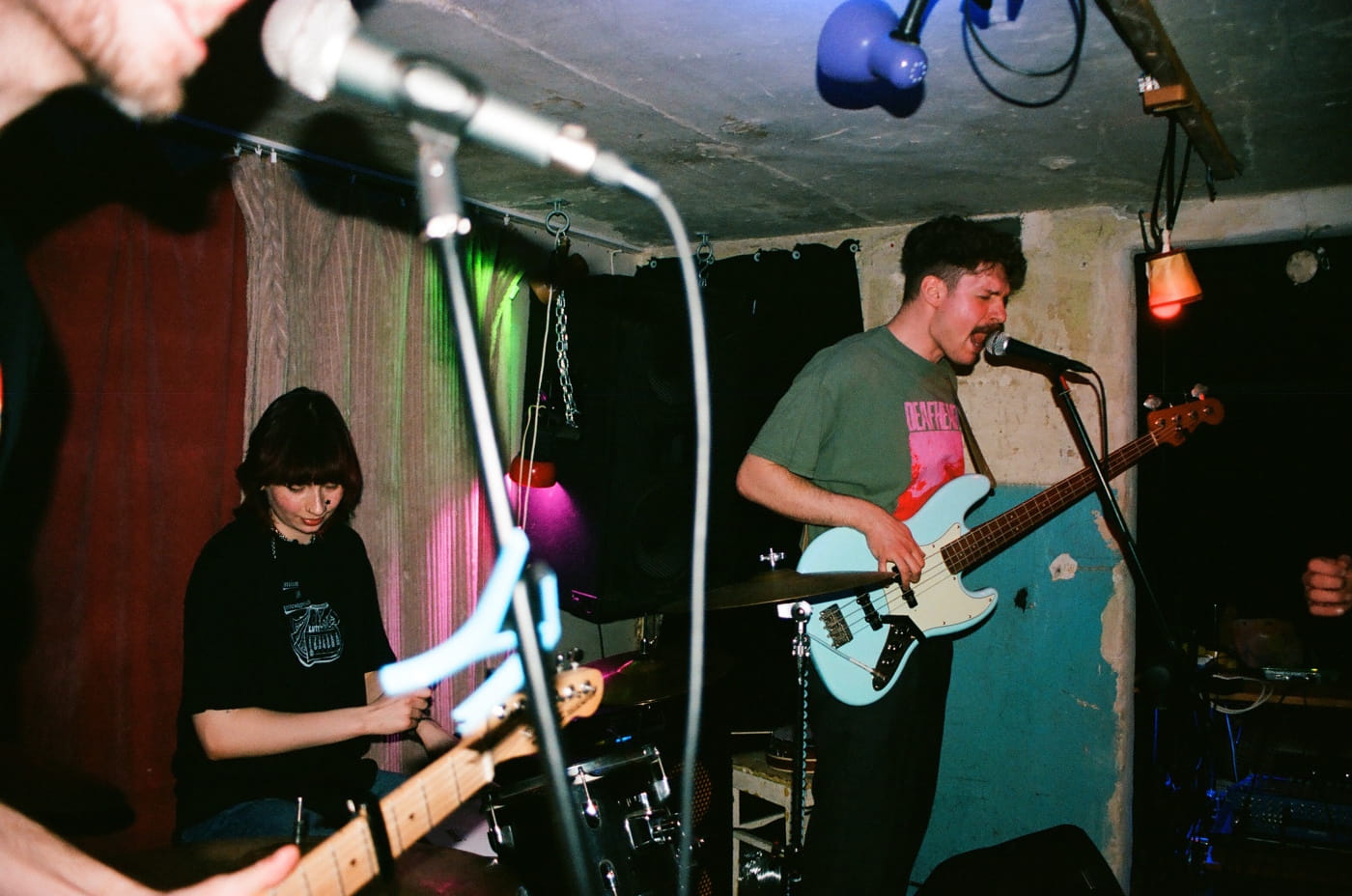 "Wszystko robimy razem": wracaj, bo ciemno and milion lat przestępnych turn 17 gigs of friendship into a split EP 8 WRACAJ BO CIEMNO