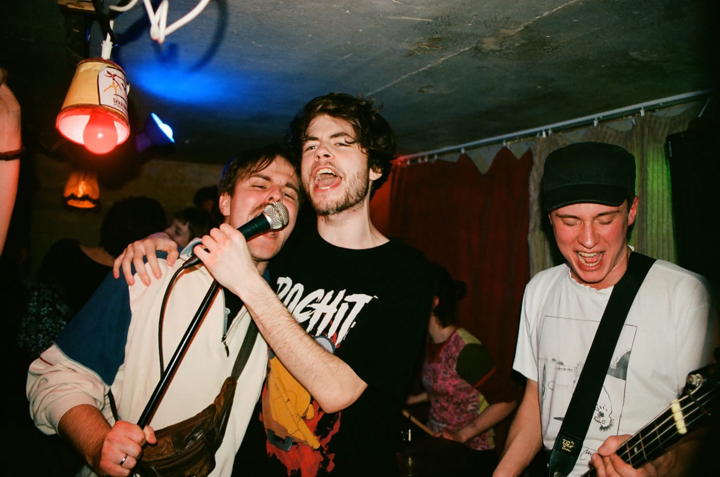 "Wszystko robimy razem": wracaj, bo ciemno and milion lat przestępnych turn 17 gigs of friendship into a split EP 10 WRACAJ BO CIEMNO