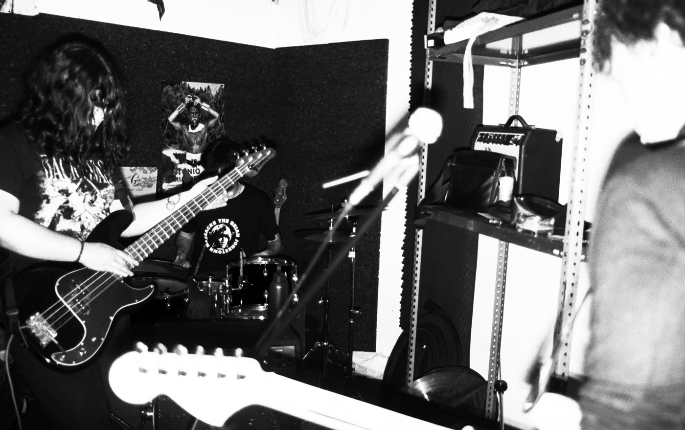 Blackened crust screamo beast MANGUALDE turn humiliation and wrath into a blackened debut with "A Festa" 10 mangualde