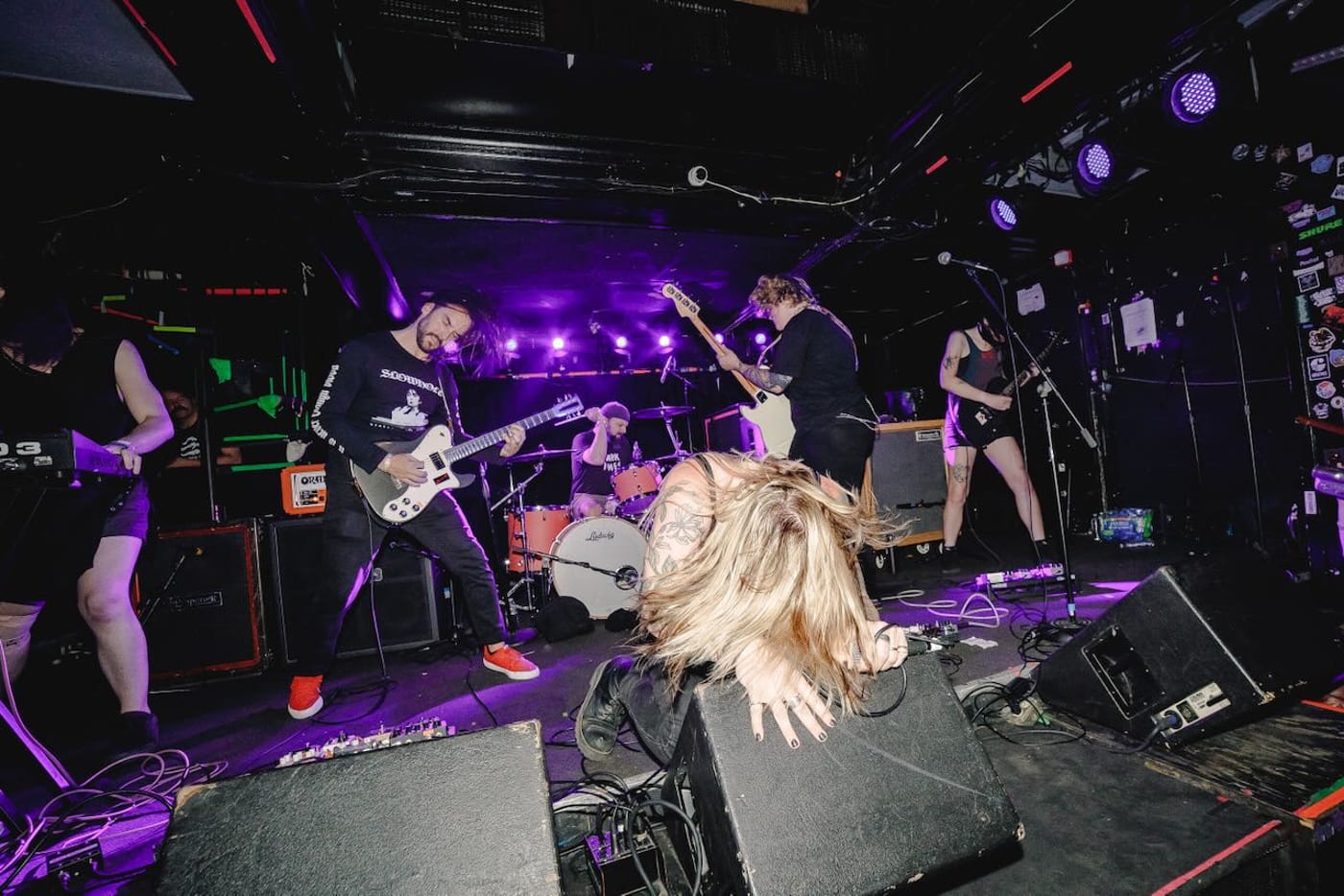 TEETH KIDS talk "Fake Hell", the Chicago scene, and their last record with Simon Small 1 TEETH KIDS by Also here's a live shot from Distress Fest you can put in credit to Angel, @brittlebonesphoto on Instagram https://www.instagram.com/brittlebonesphoto/