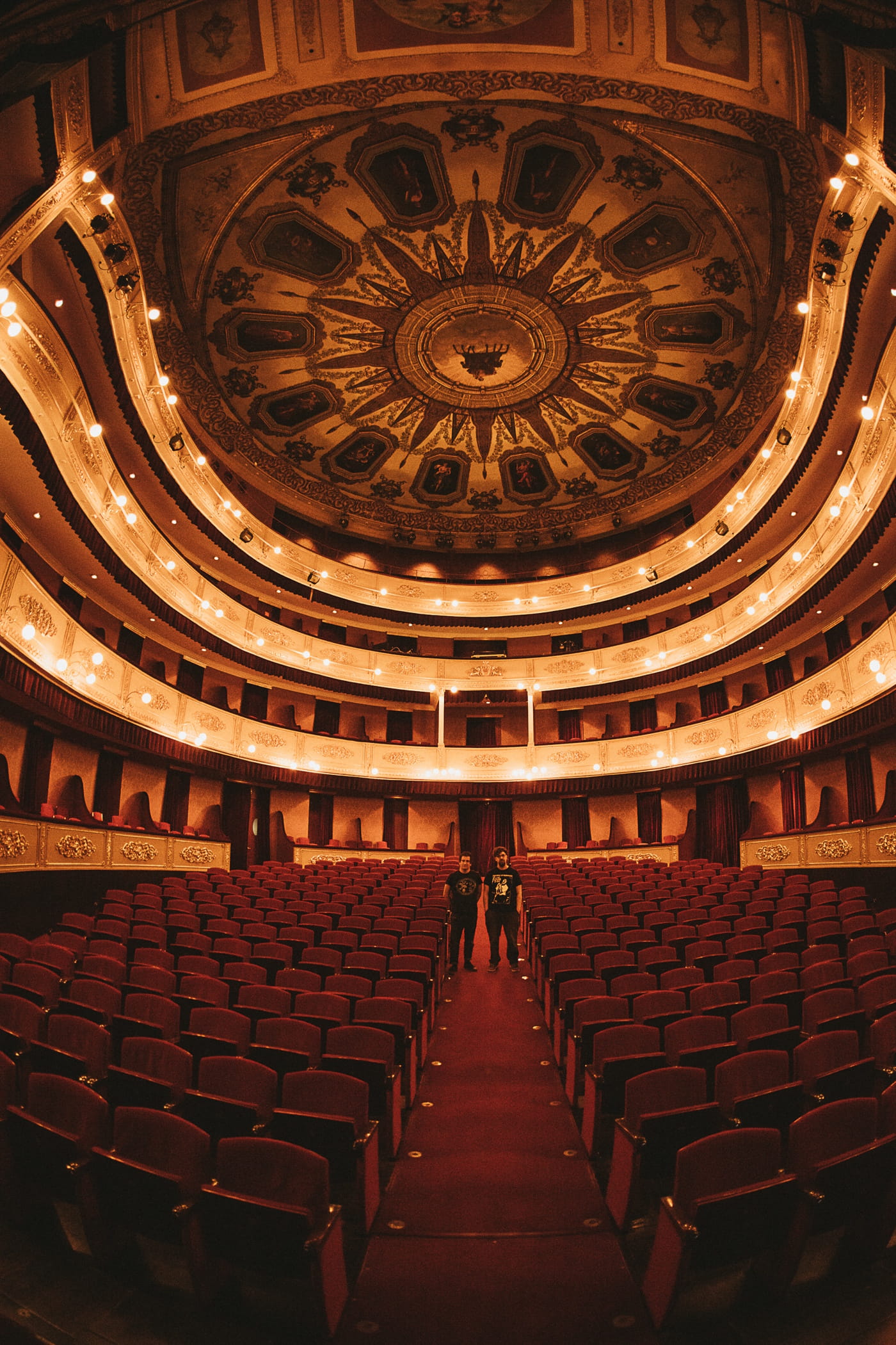 A pirate orchestra for the end of the world: wild post hardcore duo TANO! closes a decade with "Danses a la Discòrdia" 1 TANO! by Sergi Vila - Teatre municipal Girona