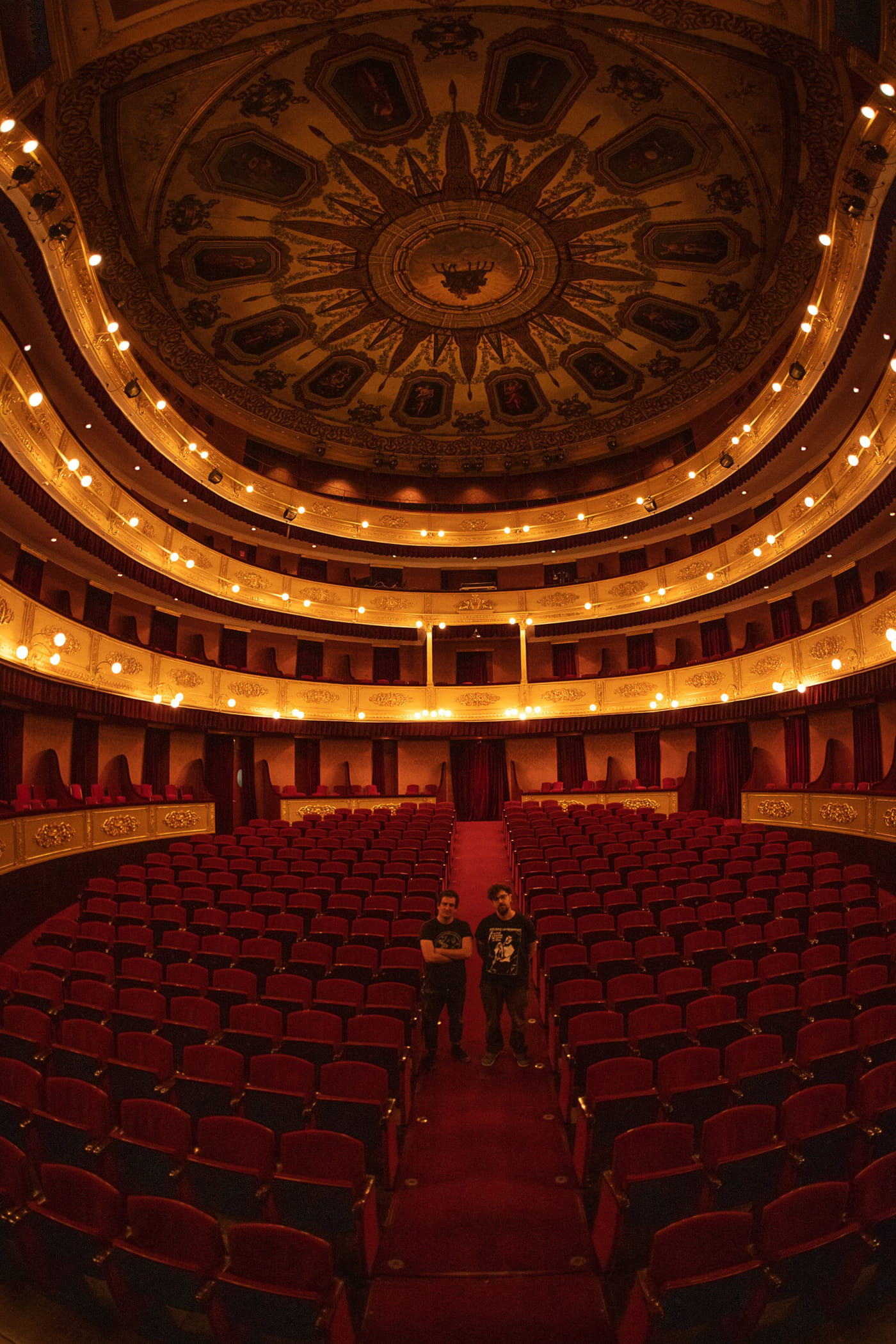 A pirate orchestra for the end of the world: wild post hardcore duo TANO! closes a decade with "Danses a la Discòrdia" 3 TANO! by Sergi Vila - Teatre municipal Girona
