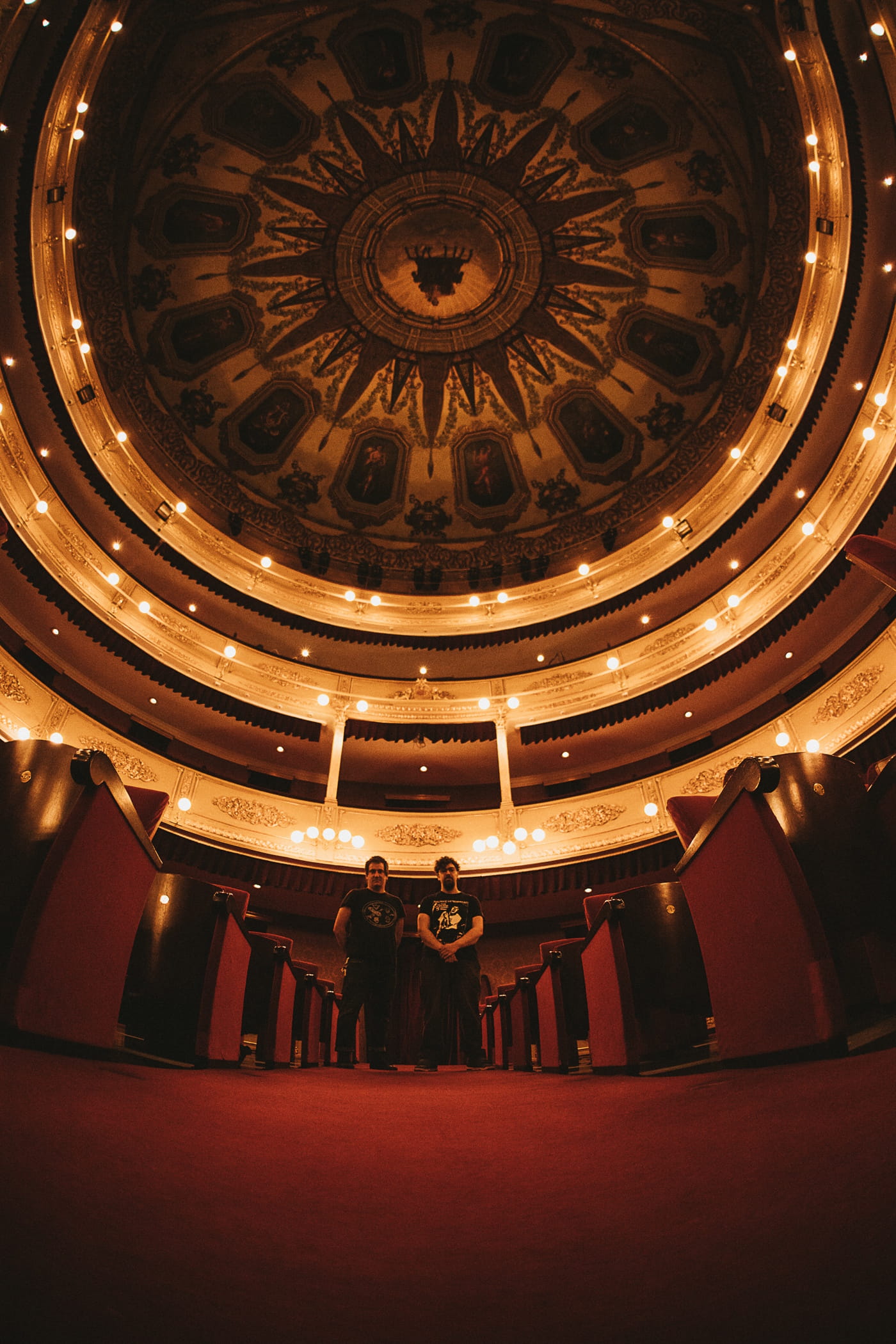 A pirate orchestra for the end of the world: wild post hardcore duo TANO! closes a decade with "Danses a la Discòrdia" 8 TANO! by Sergi Vila - Teatre municipal Girona