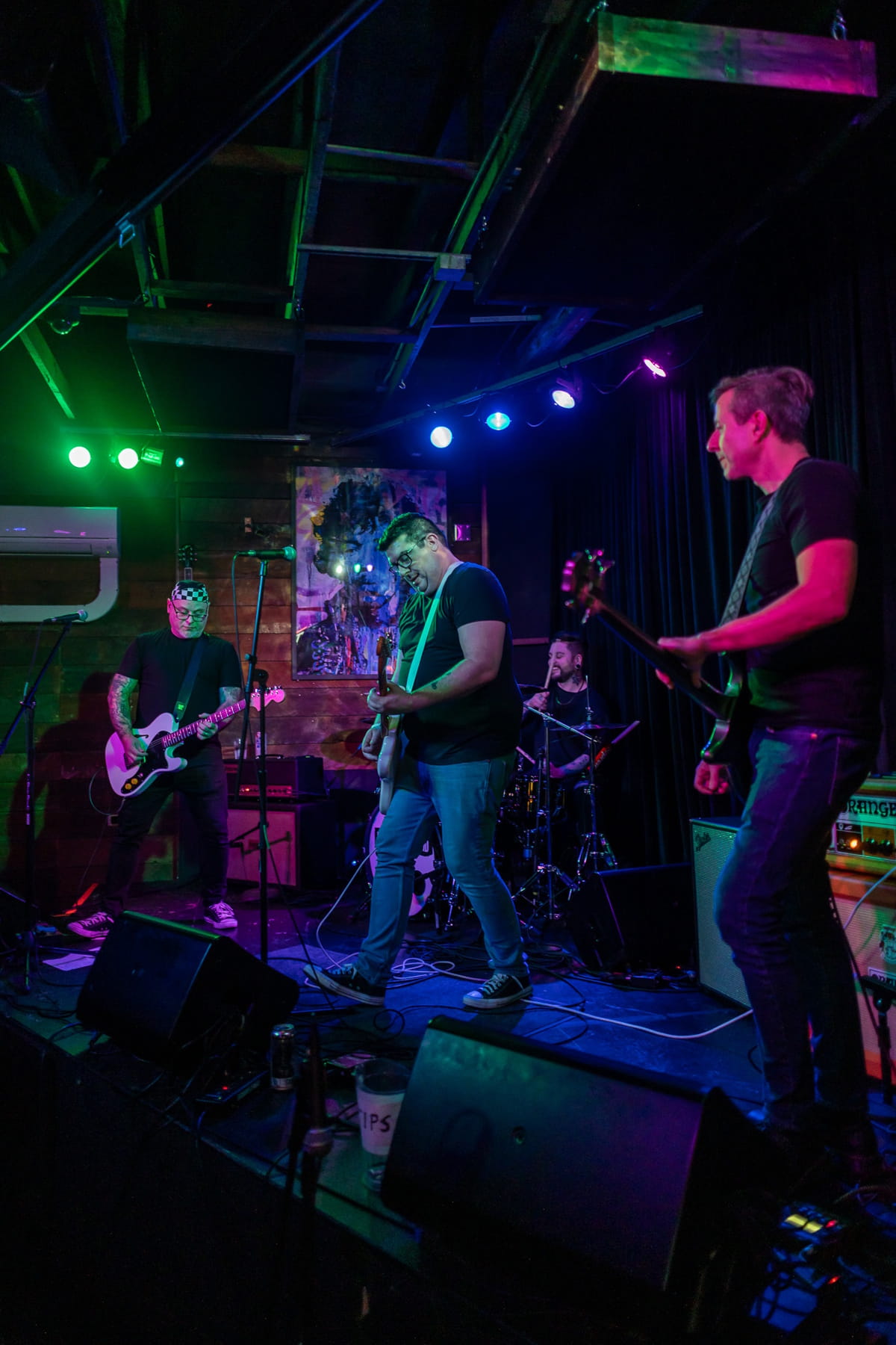 RADIO WEEKEND turn nostalgia, waiting and panic into six tight melodic punk songs on "Circles" 5 RADIO WEEKEND