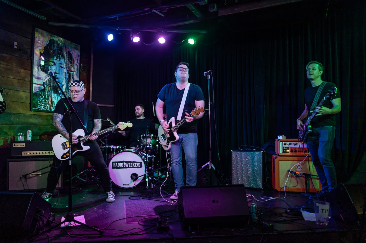 RADIO WEEKEND turn nostalgia, waiting and panic into six tight melodic punk songs on "Circles" 1 RADIO WEEKEND