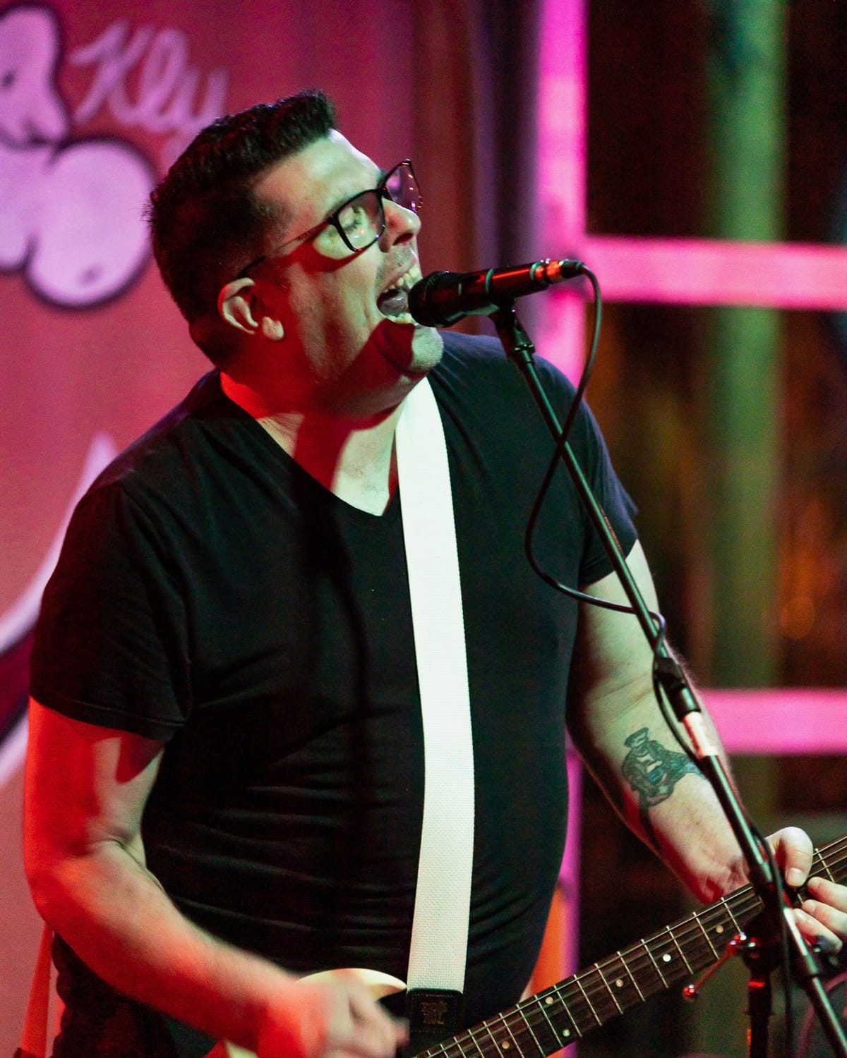 RADIO WEEKEND turn nostalgia, waiting and panic into six tight melodic punk songs on "Circles" 4 RADIO WEEKEND