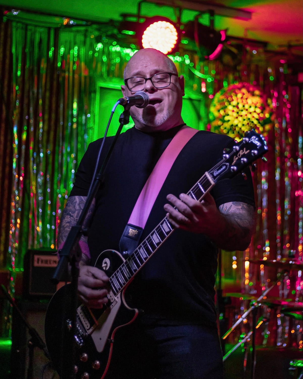 RADIO WEEKEND turn nostalgia, waiting and panic into six tight melodic punk songs on "Circles" 6 RADIO WEEKEND