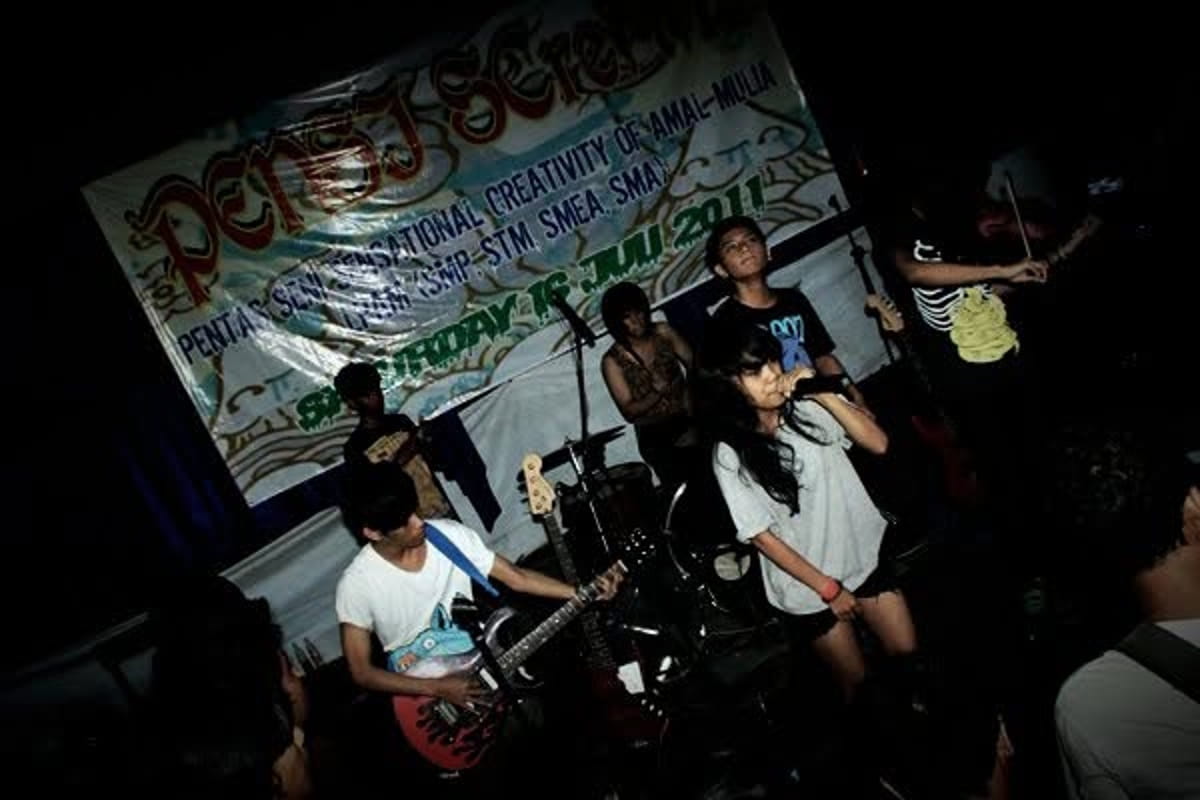 MY DEATH DIARY lost the masters, kept the songs, and found their way back into Jakarta emo 6 My Death Diary. 2011