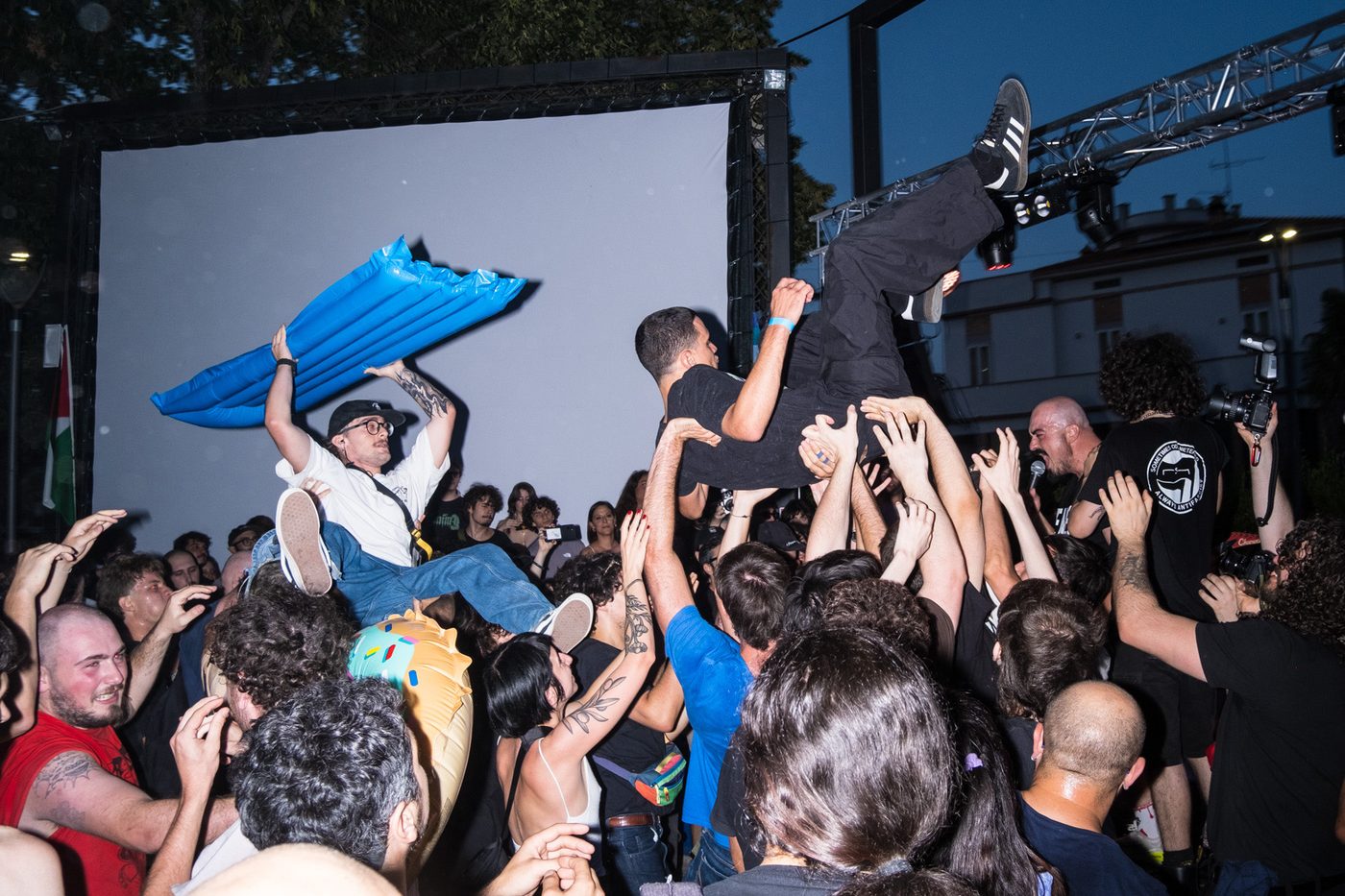 Fast hardcore, old factory haunts and a basketball court: DIE ABETE premiere "Giovani Volpi" 1 DIE ABETE