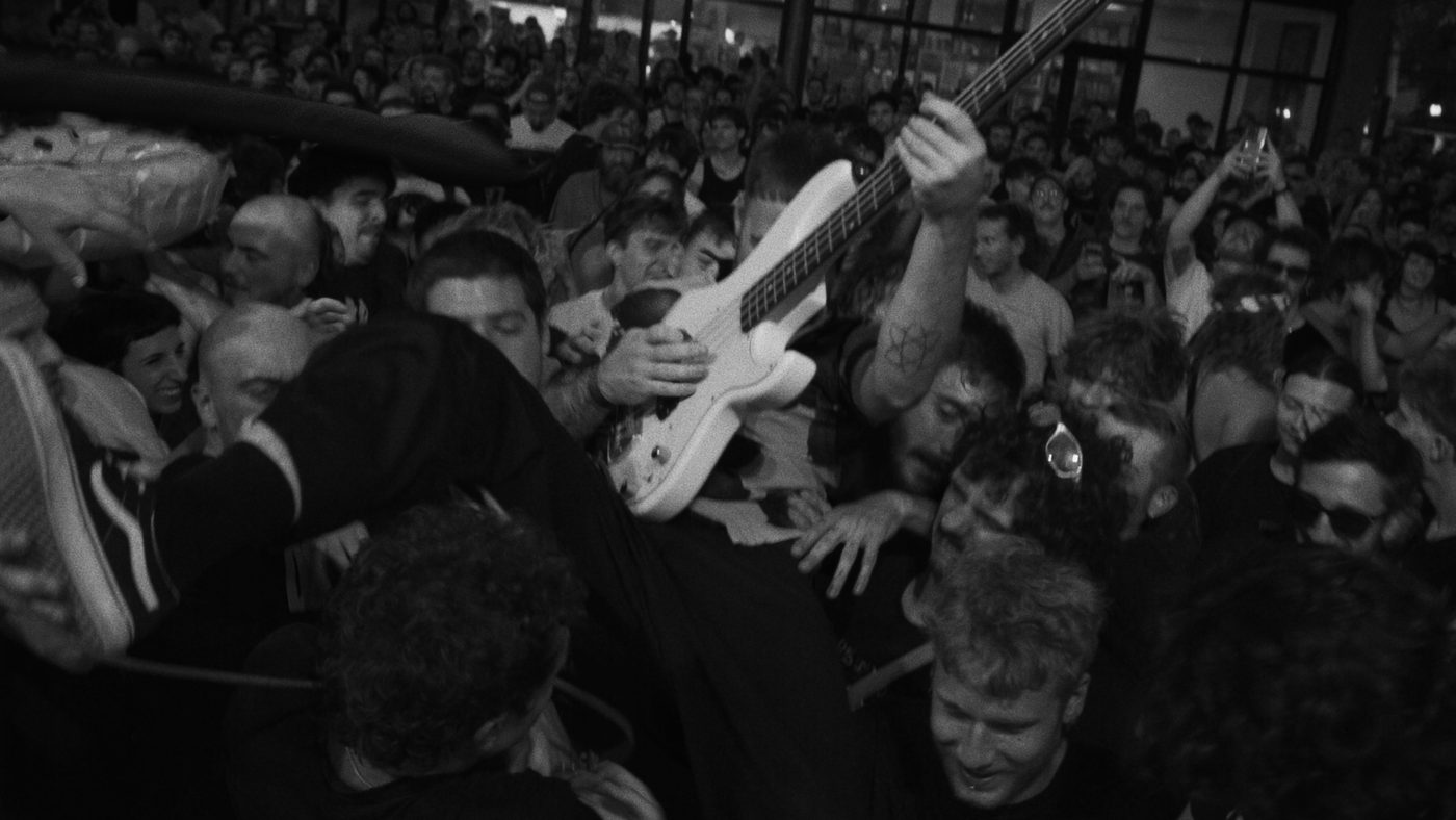 Fast hardcore, old factory haunts and a basketball court: DIE ABETE premiere "Giovani Volpi" 4 DIE ABETE