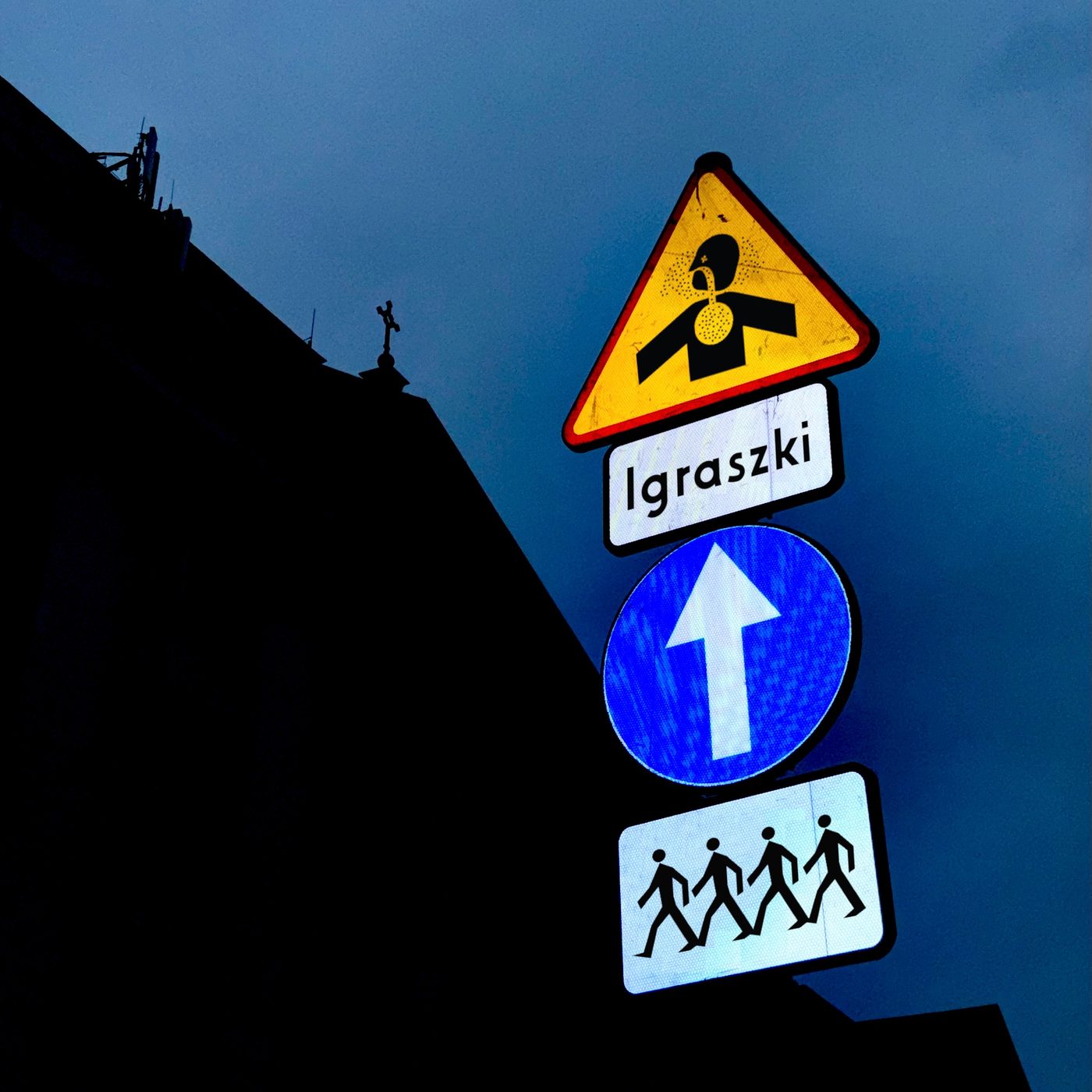 Warsaw art-rock band TANI GAZ ROZWESELAJĄCY discss Warsaw's working city, corporate anxiety and strange characters behind their new album "Igraszki" 1 igraszki ep cover