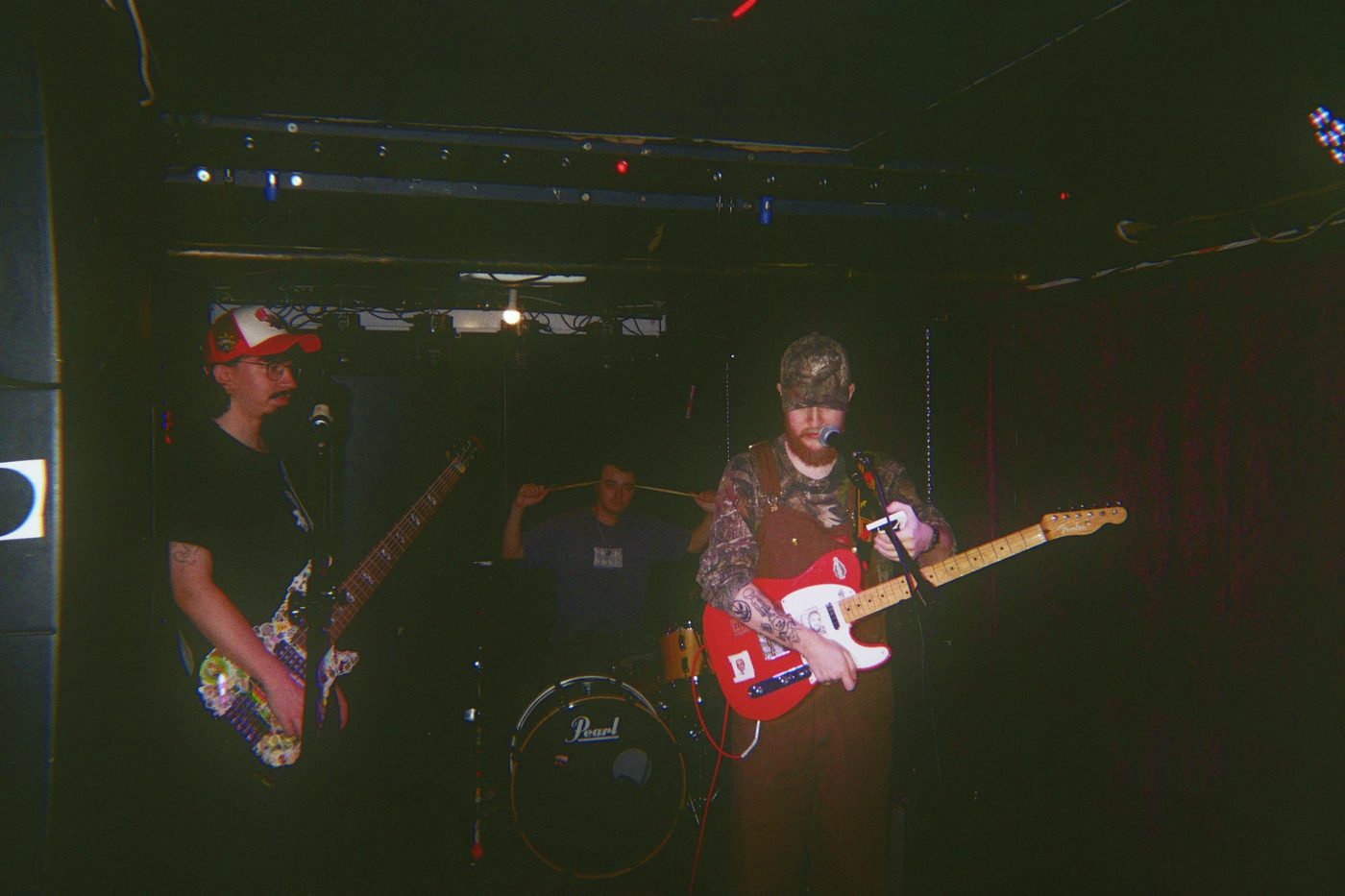 Warsaw’s TANIO FEST brings six Polish emo and DIY bands together after years of shared shows, tours and split records 15 MLP???